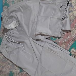 Gray Jordan sweatpants nwt size xlarge 💯 polyester zippers on pants legs.